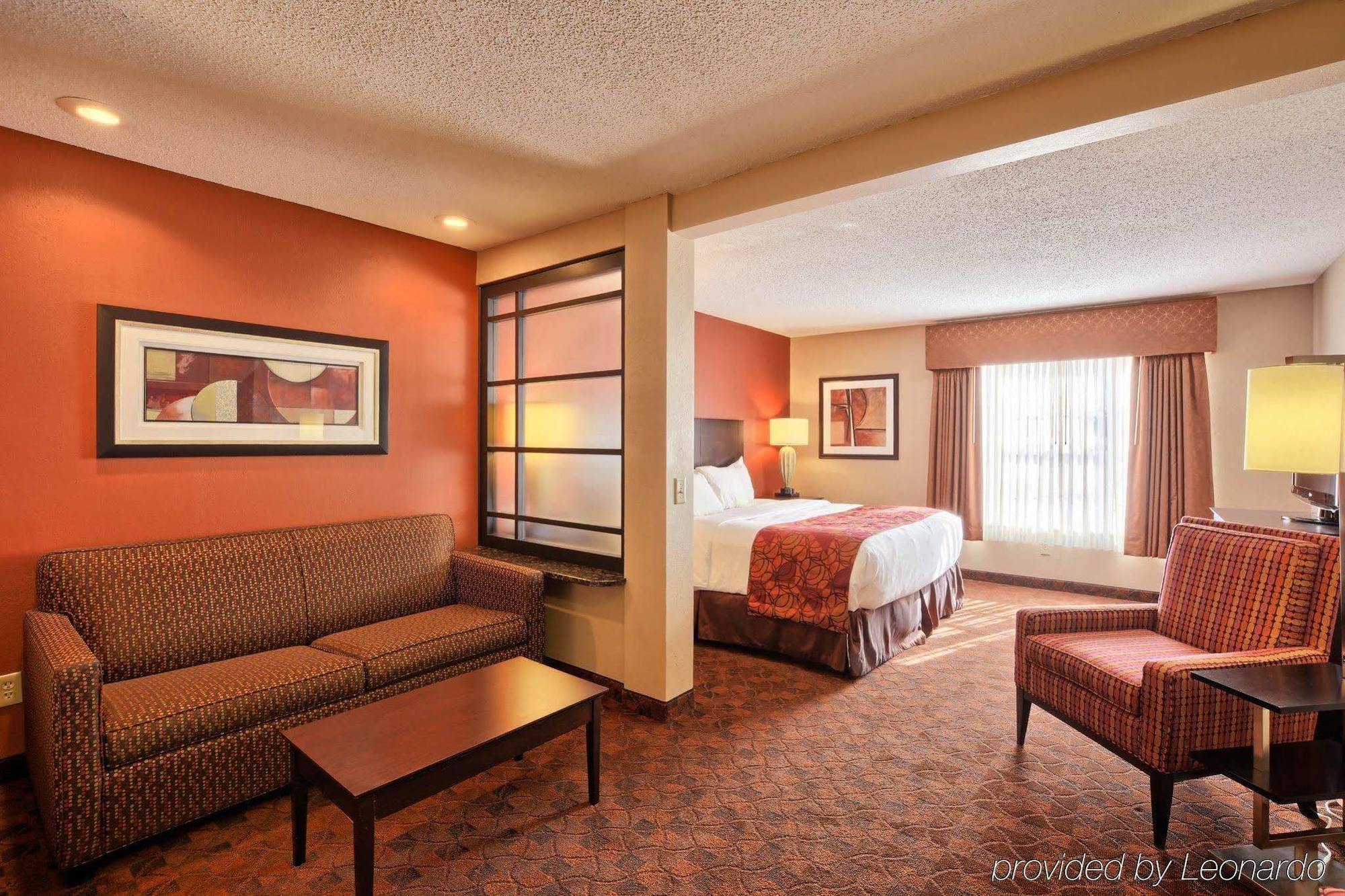 Comfort Inn & Suites And Conference Center Mount Pleasant Exterior photo